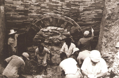 Cảnh khai quật những năm 1970 (Bên trong)