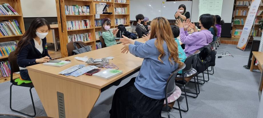 2022 계룡면 상반기 평생학습 "가족과 함께 배우는 수어교실" 이미지