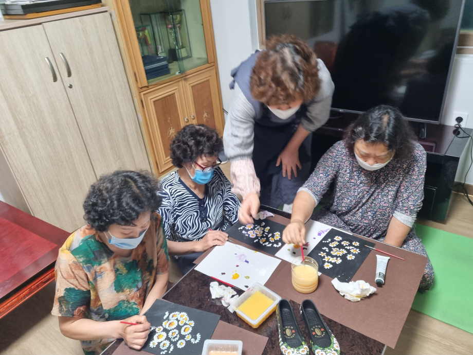 2023 우성면 상반기 프로그램 "한천리 우드트레이 꽃그림" 이미지